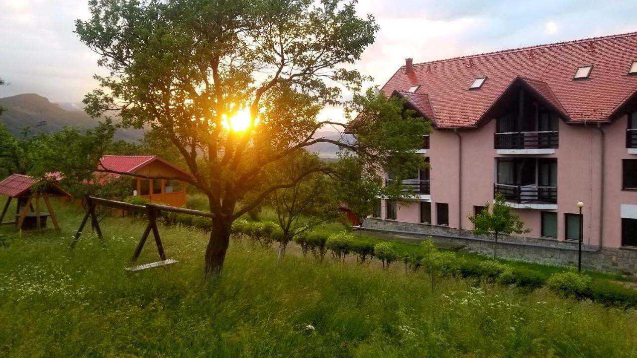 Hotel Sofia Бран Екстериор снимка